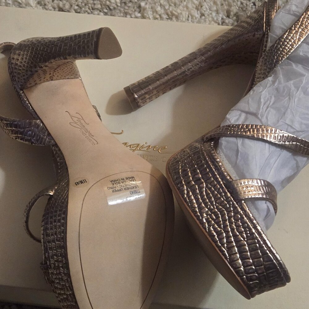 Vince Camuto size 11 Gold and midnight blue